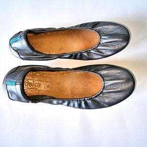 The most versatile flats in the world. Made of the finest Italian leathers